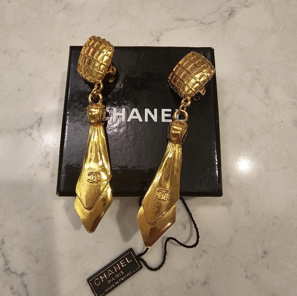 A beautiful pair of CHANEL dangle earrings! - Picture 2 of 5